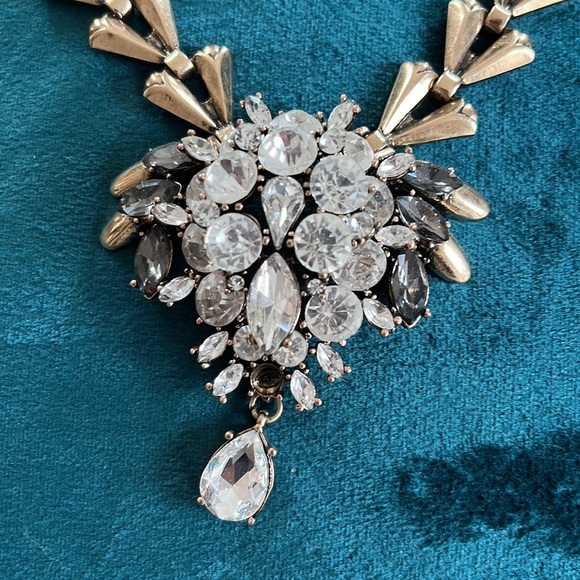 💥SALE💥STATEMENT Necklace with large clear and gray tone crystals - Picture 2 of 6